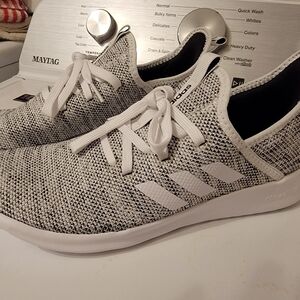 Nwob Adidas Womens Cloud foam running shoe size 9